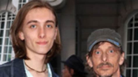 Mackenzie Crook, 52, is dwarfed by。